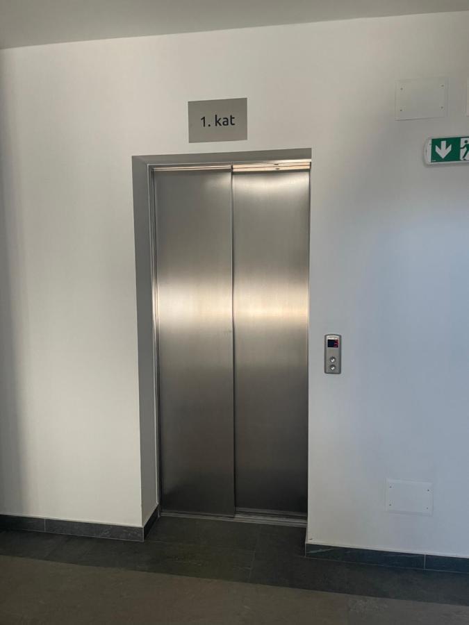 Apartment Diana Zara Parking Free Екстериор снимка